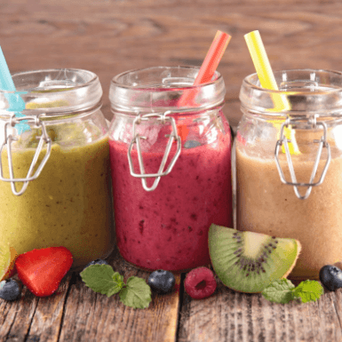 Recettes fraîches pour le printemps - smoothies et milk-shakes protéinés avec des ingrédients bio