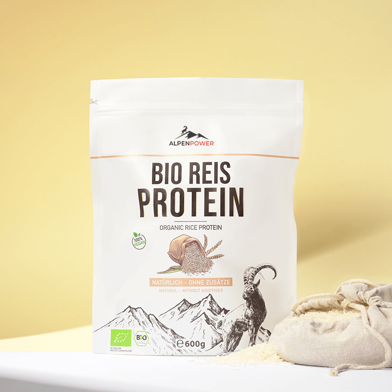 Fine organic rice protein powder in detail - 85 % protein, vegan, lectin-purified & natural