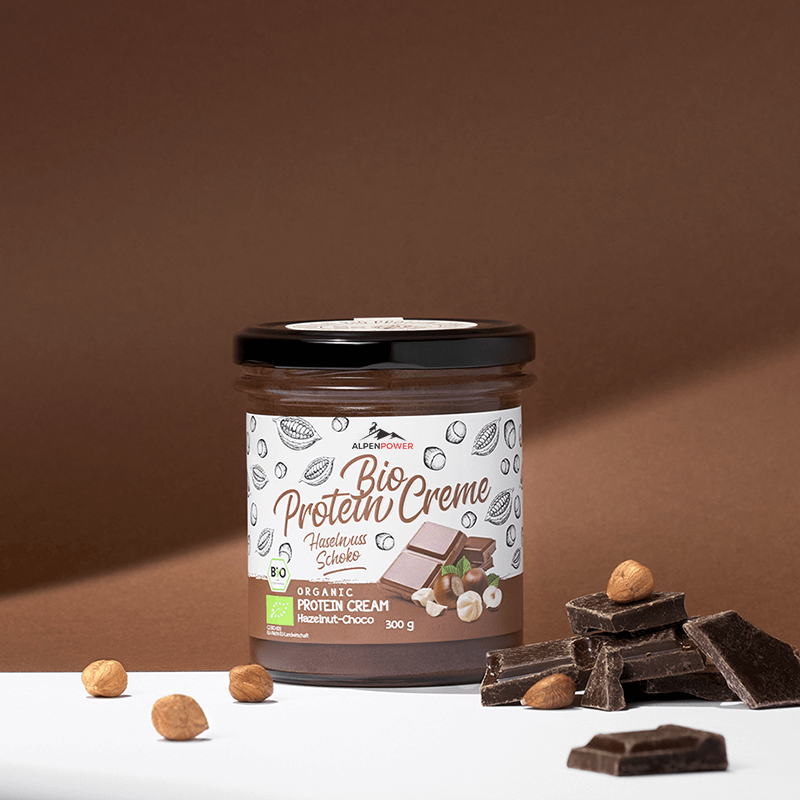 Organic hazelnut chocolate protein cream in detail - creamy, nutty, chocolaty & palm oil-free